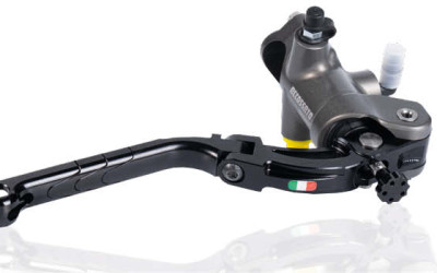 ¿Cómo instalar la bomba de freno radial Accossato 19x18 en mi moto?